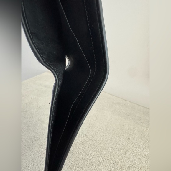 GUCCI Black Leather Bifold Wallet Gold Logo Gift Ready - Picture 5 of 8